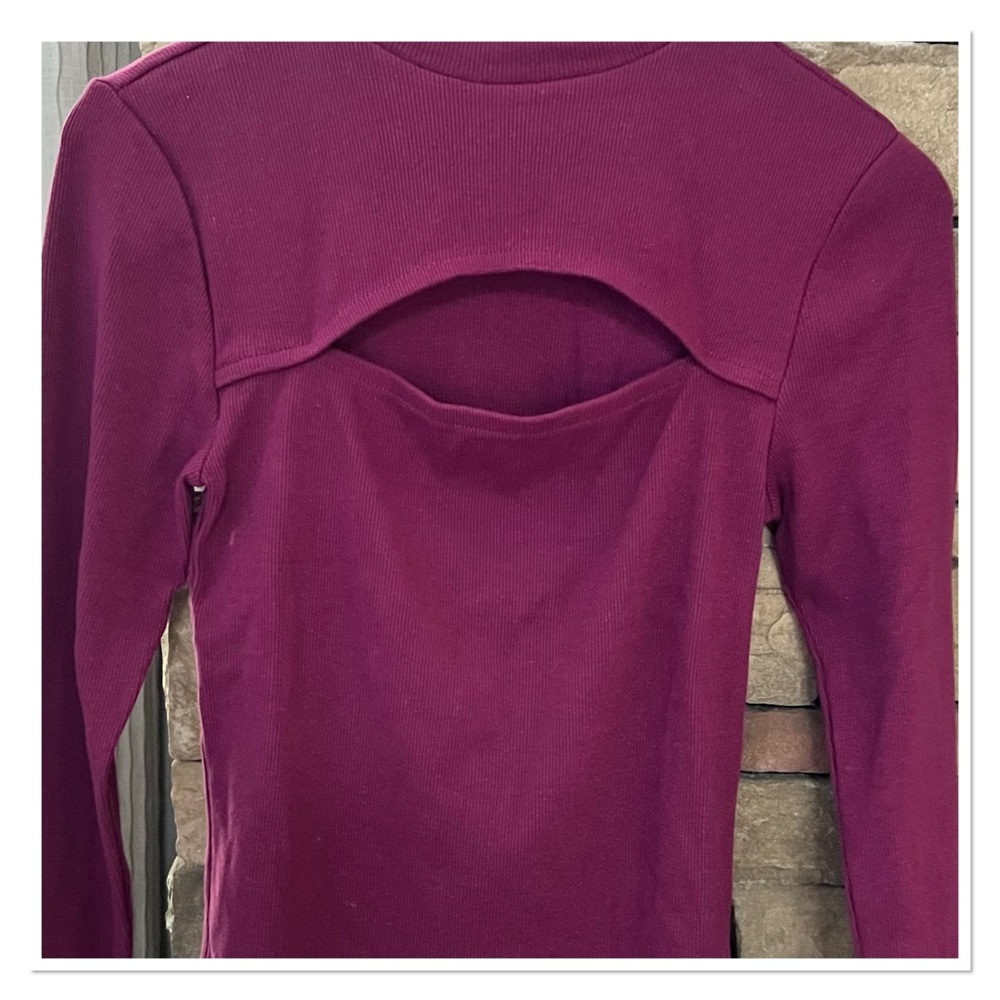 GAP Rib Cutout Top - Picture 6 of 8